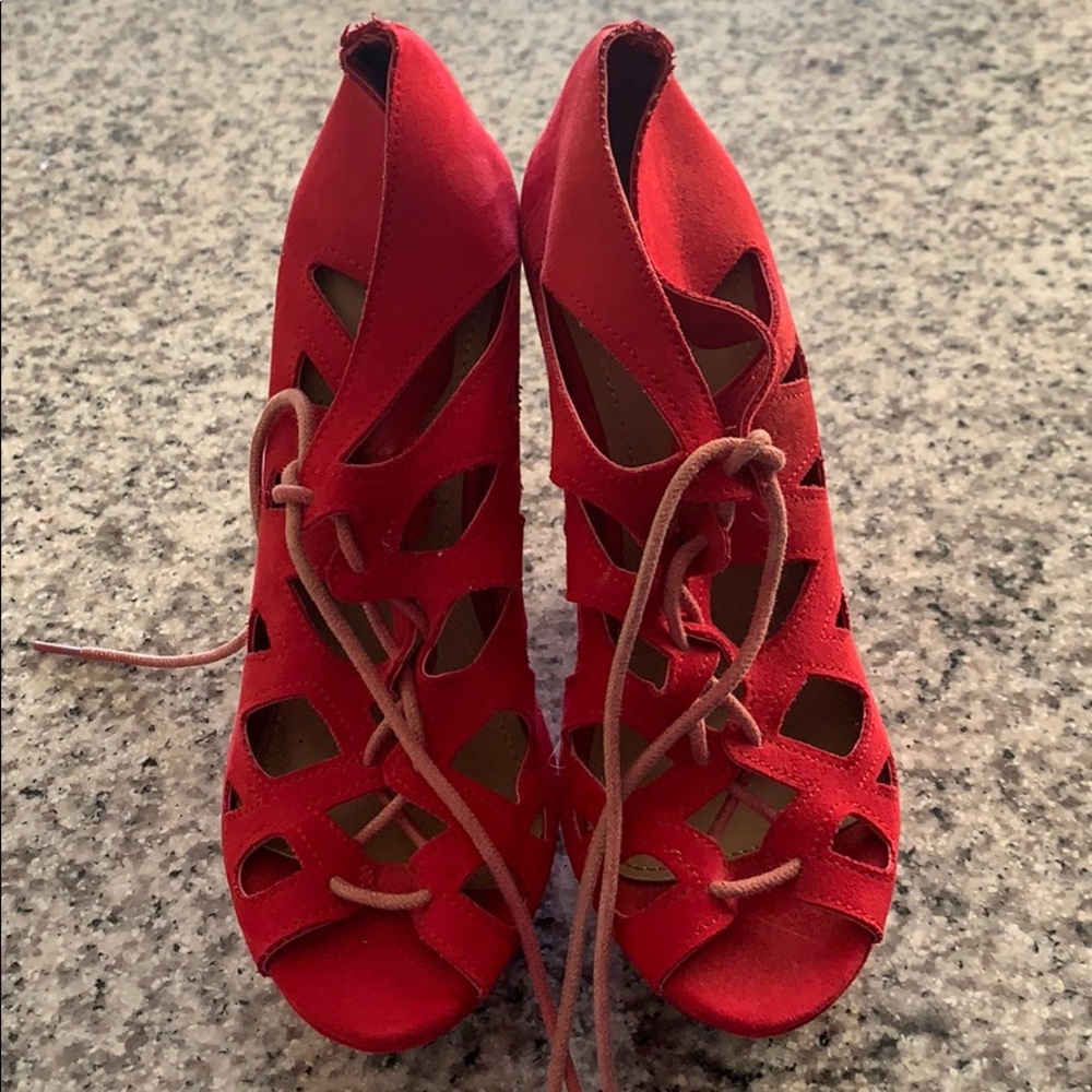 Red wedge heels 🌹
